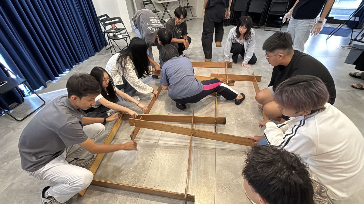 團隊成員合力組裝木框，練習分工與協調