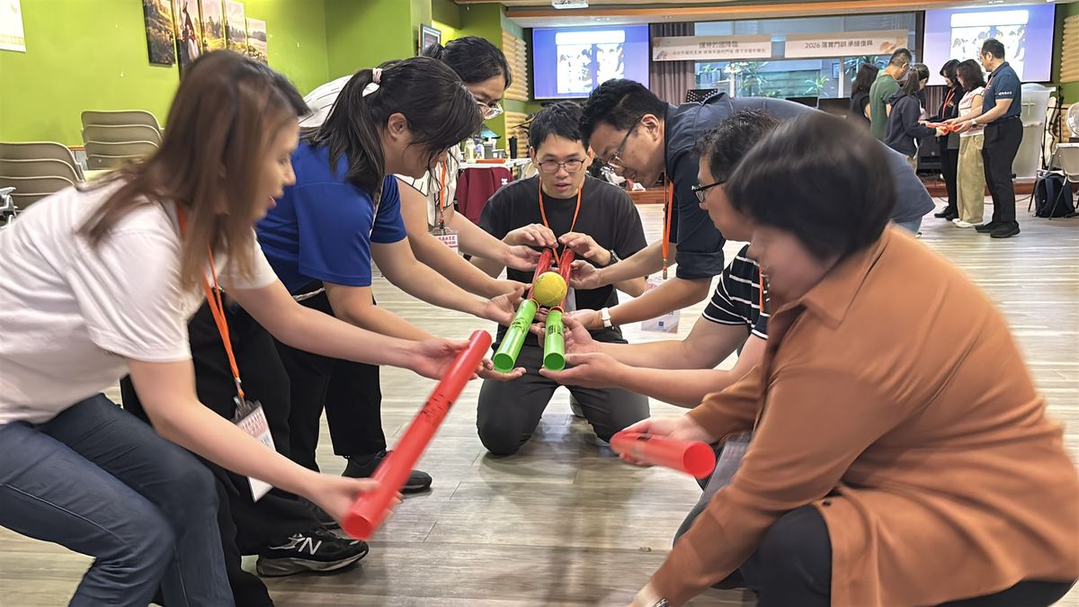 團隊成員跪地合作，透過管道傳遞網球練習解決問題