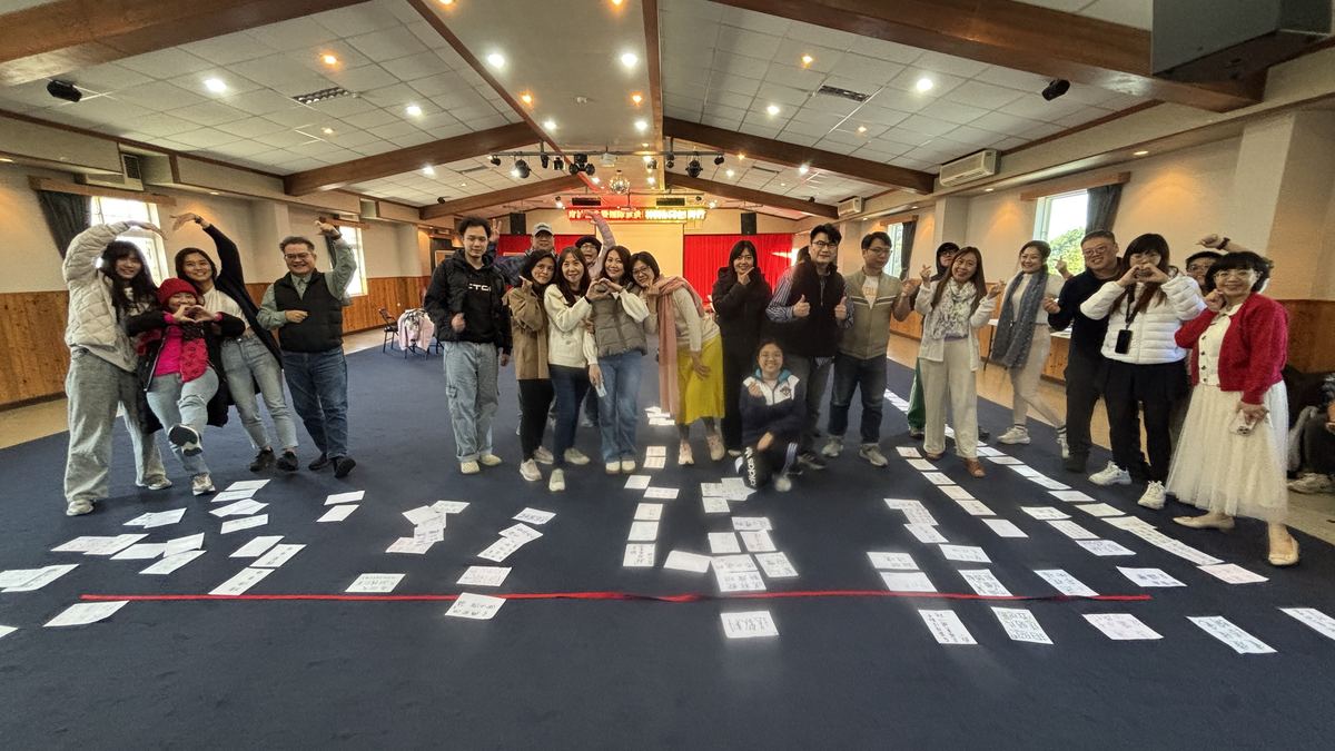 一群人比出愛心手勢，展現團隊建造課程後的凝聚力
